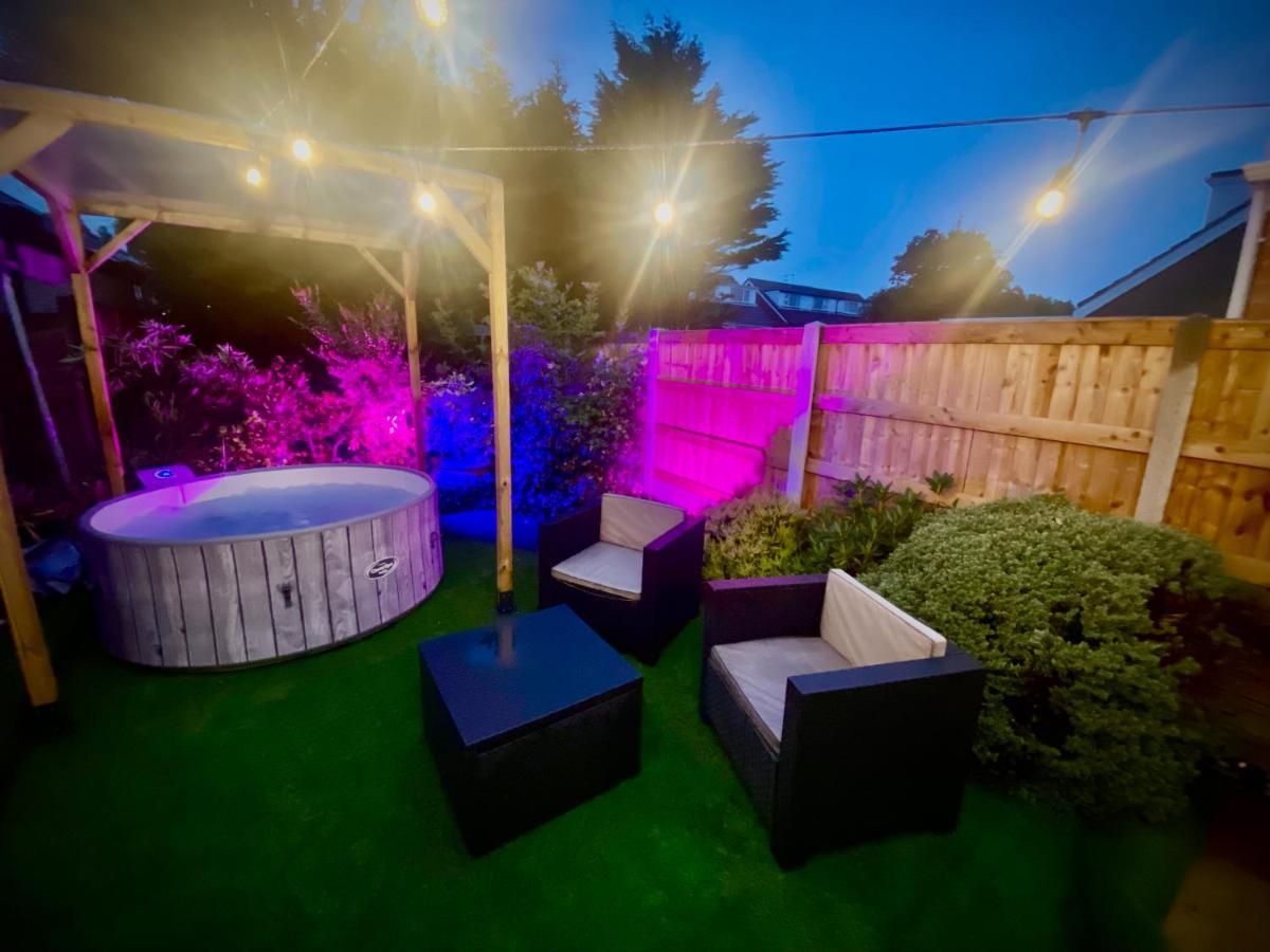 Remarkable 3-Bed Hot Tub House In Blackpool Dış mekan fotoğraf